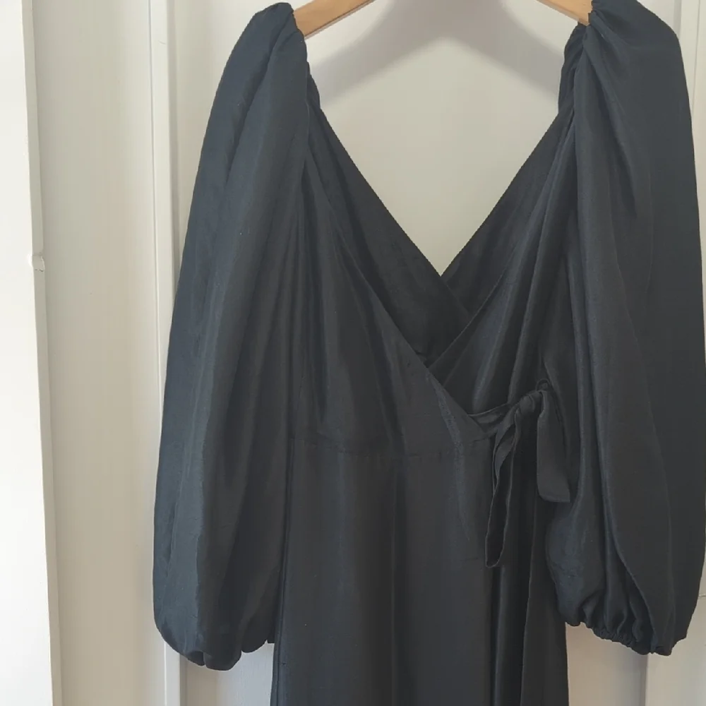 AZEEZA Black Silk Evette Blouson Puff Sleeve Wrap Midi Dress Size XS Bergdorf G
